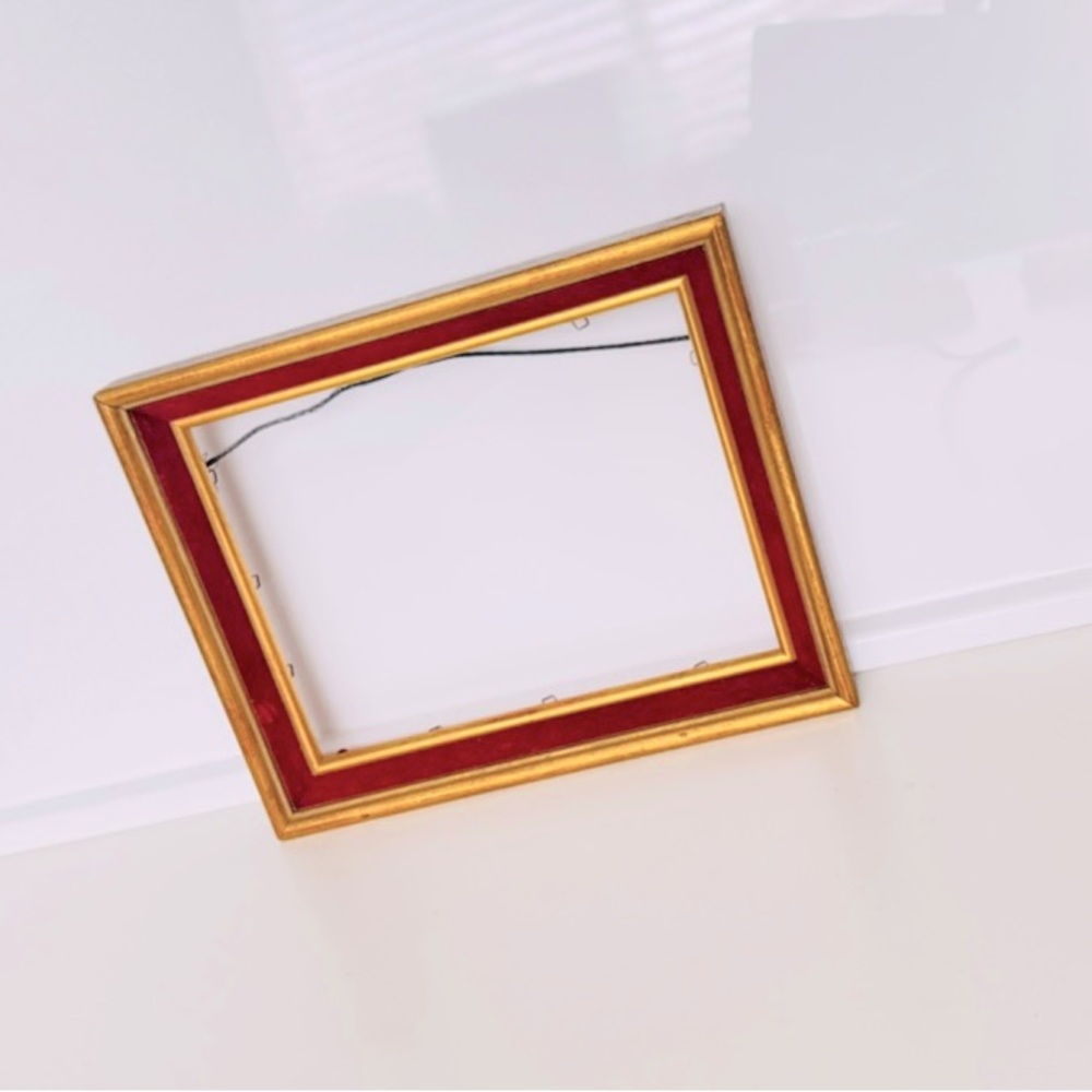 VINTAGE 5x7 Antique Wooden Red Velvet Gold Picture Frame w Wire Hanger - Picture 2 of 16